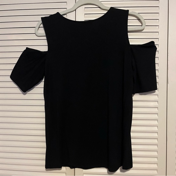 Cable & Gauge Ladies Size Medium Short Sleeve Cold Shoulder Top in Black. - Picture 8 of 8
